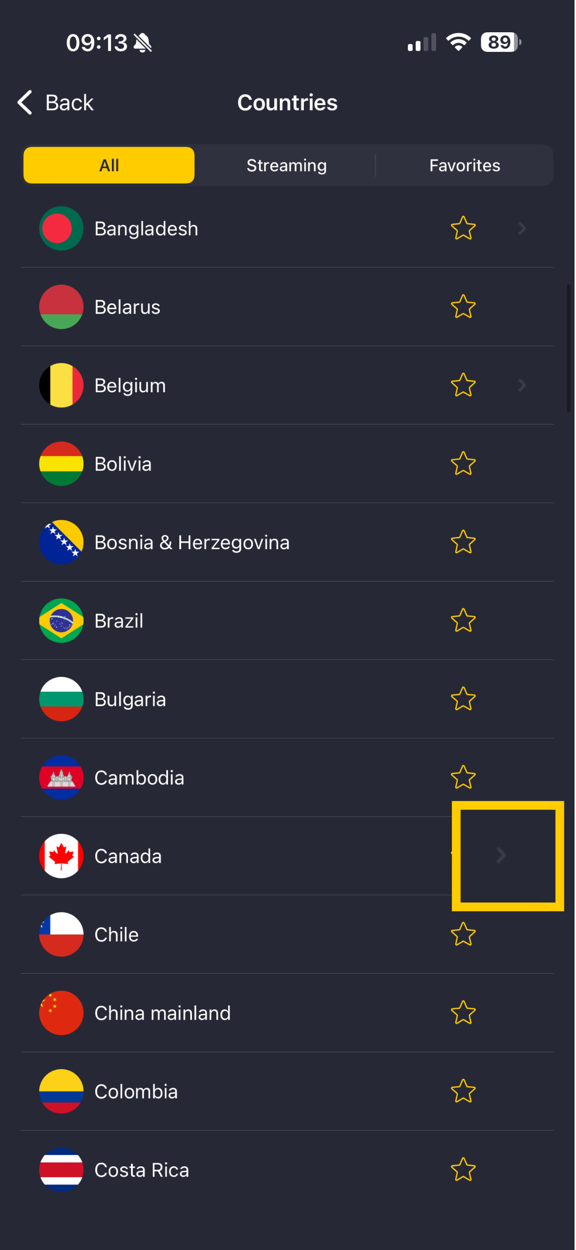 Liste des serveurs CyberGhost VPN avec la flèche mise en évidence à côté d'un serveur de pays.