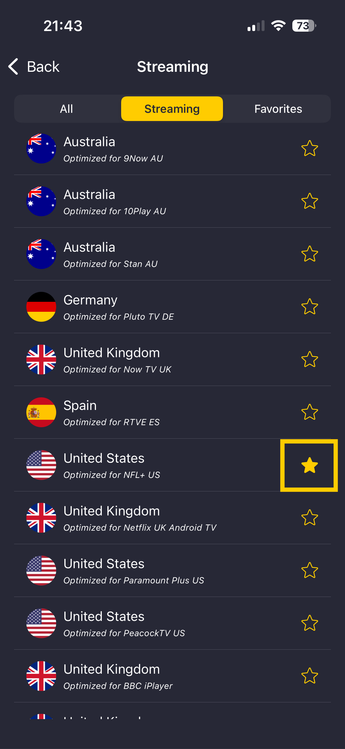 Un bouton étoile mis en évidence à côté d'un serveur sélectionné dans l'application CyberGhost pour iOS.