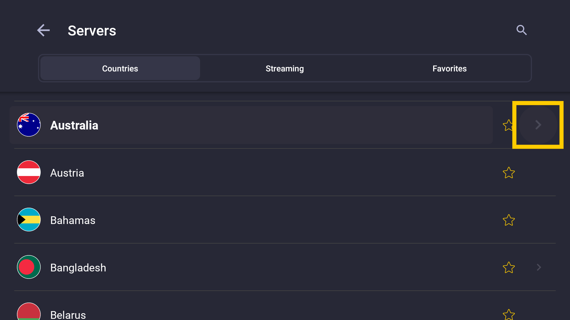 Liste des pays de CyberGhost pour Android TV avec une petite flèche pour révéler les emplacements de serveurs VPN disponibles par ville.
