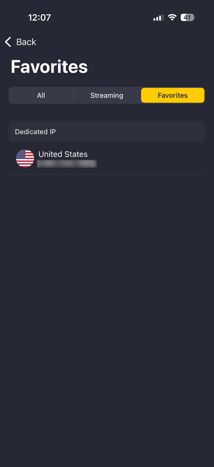 Écran Favoris de l'application iOS CyberGhost affichant une localisation avec une IP dédiée activée.