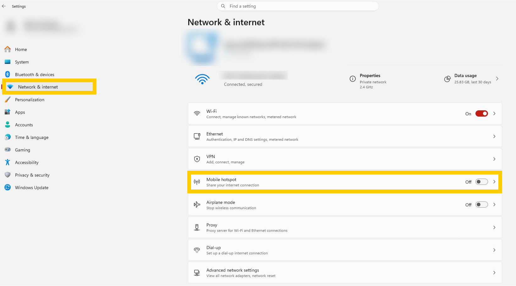 Menu Paramètres de Windows 11. L'onglet Réseau et Internet et l'option Point d'accès mobile sont mis en évidence.