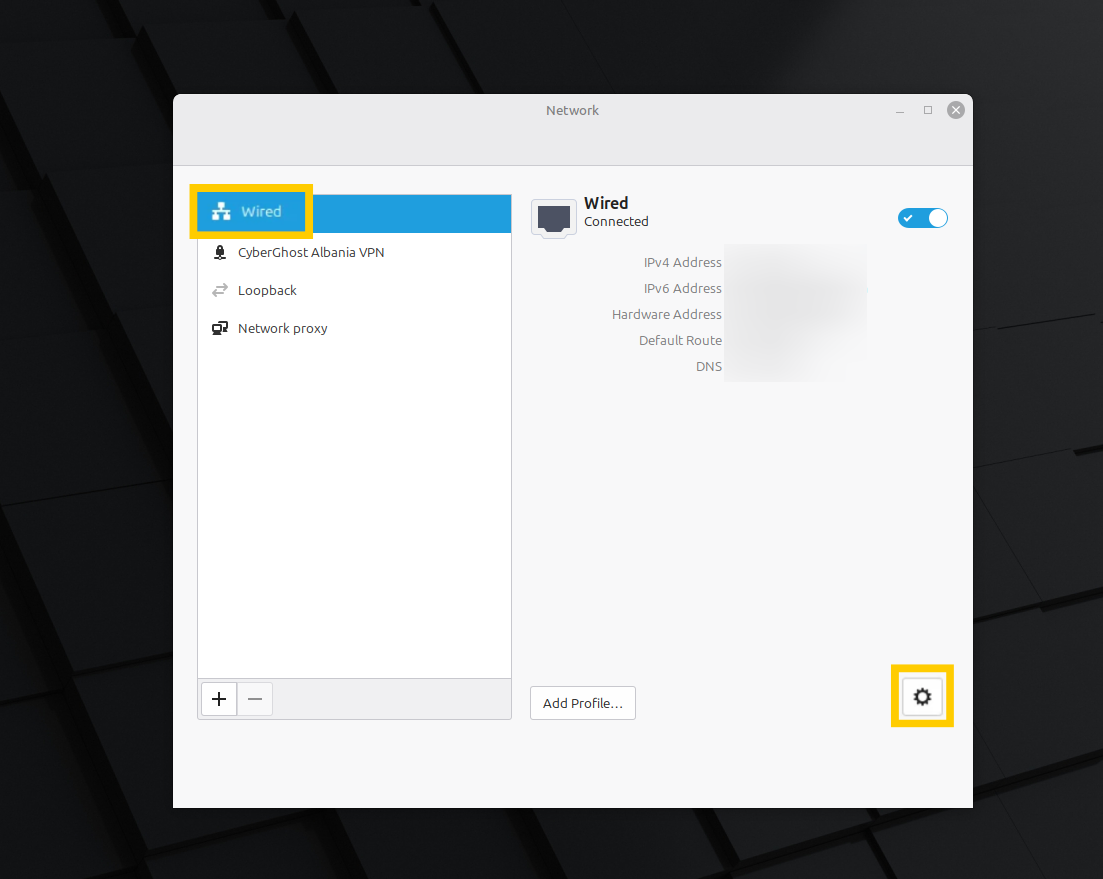 In den Netzwerkeinstellungen von Linux Mint sind die Optionen „Kabelgebunden“ und das Zahnrad-Symbol hervorgehoben.